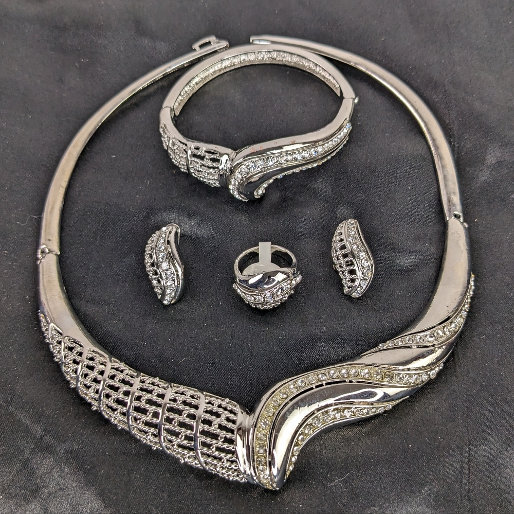NWOT, BEAUTIFUL SLIVER COLOR STATEMENT NECKLACE SET.